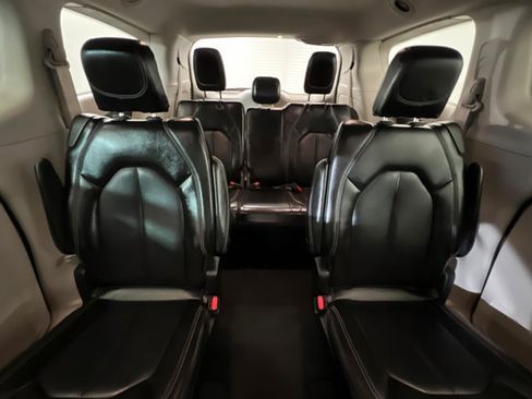 Used 2023 Chrysler Pacifica Touring-L FWD image 25