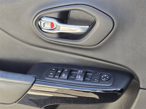 Used 2020 Jeep Cherokee Latitude Plus image 26