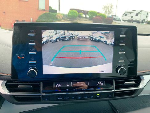 Used 2024 Toyota Sienna XSE FWD image 11