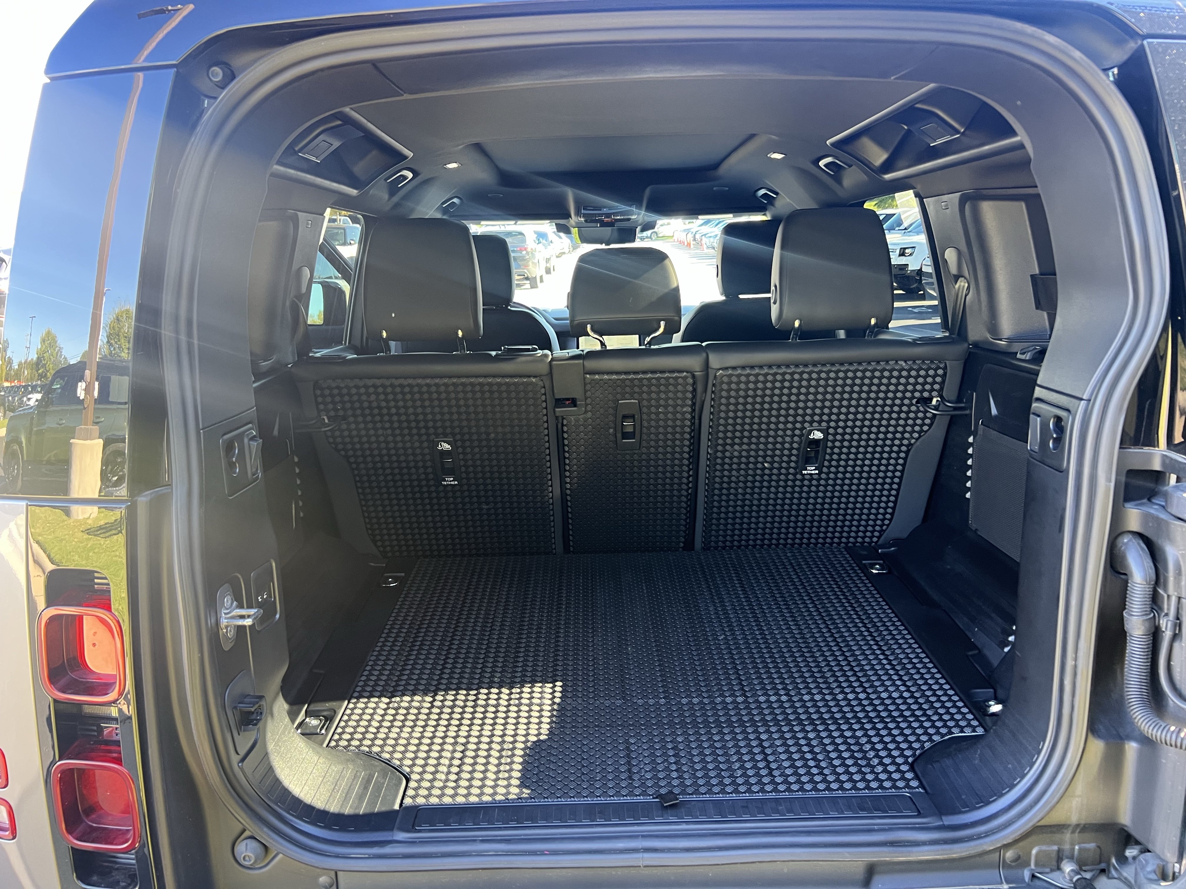 Certified 2024 Land Rover Defender 110 X-Dynamic SE AWD/4WD image 35