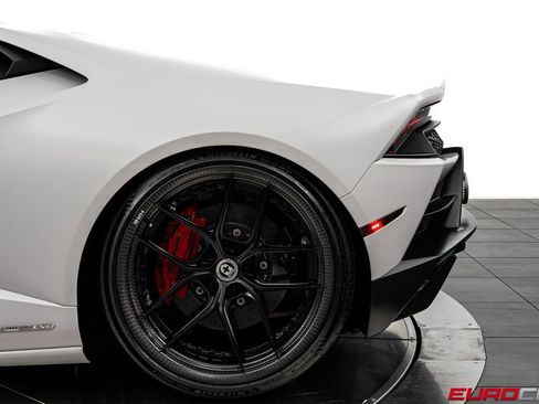 Used 2020 Lamborghini Huracan EVO image 16