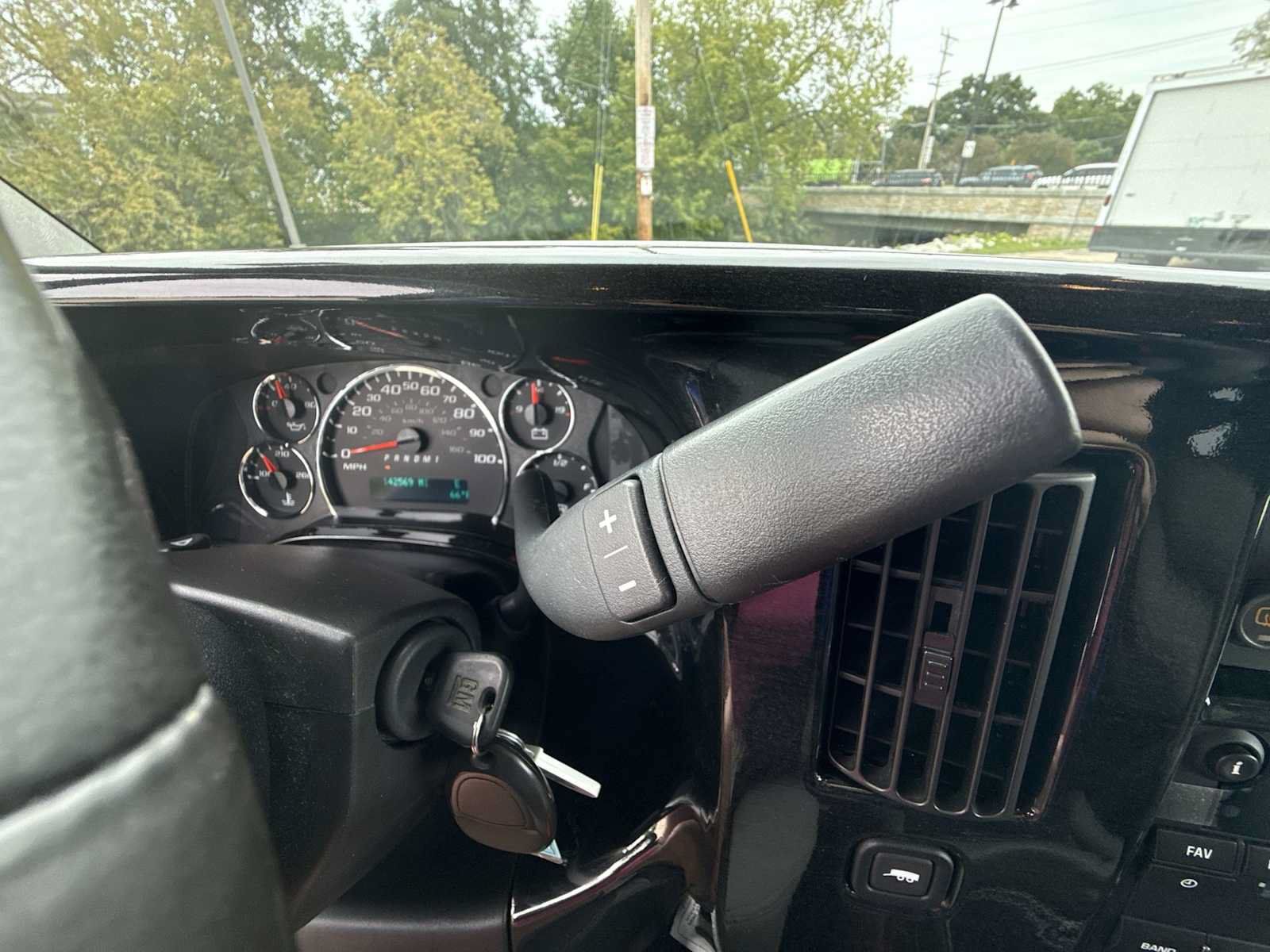 Used 2015 Chevrolet Express 2500 RWD image 15
