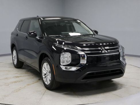 New 2026 Mitsubishi Outlander ES image 2