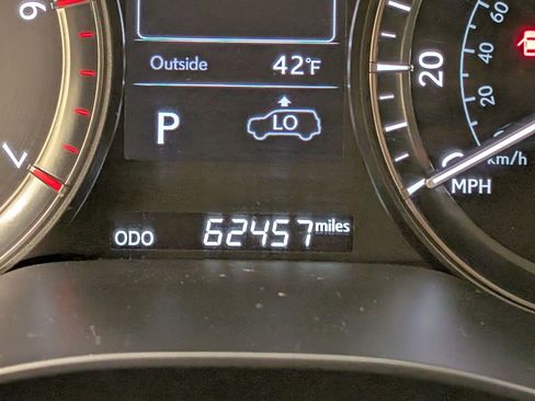 Used 2020 Lexus LX 570 4WD w/ Luxury Package image 23