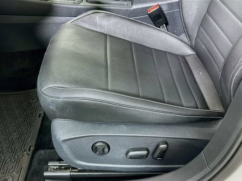 Certified 2023 Volkswagen Jetta SE w/ Panoramic Sunroof Package FWD image 18