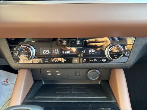 Used 2025 Mitsubishi Outlander SEL AWD/4WD image 16