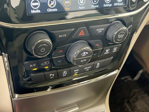 Used 2022 Jeep Grand Cherokee Laredo E image 14