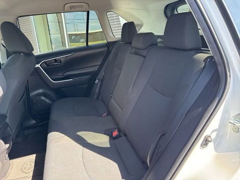 Used 2021 Toyota RAV4 LE AWD/4WD image 10