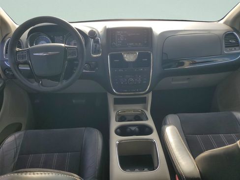 Used 2014 Chrysler Town & Country Touring-L FWD image 11