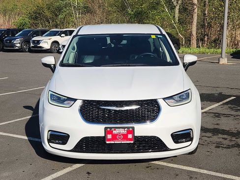 Used 2023 Chrysler Pacifica Touring-L FWD image 2