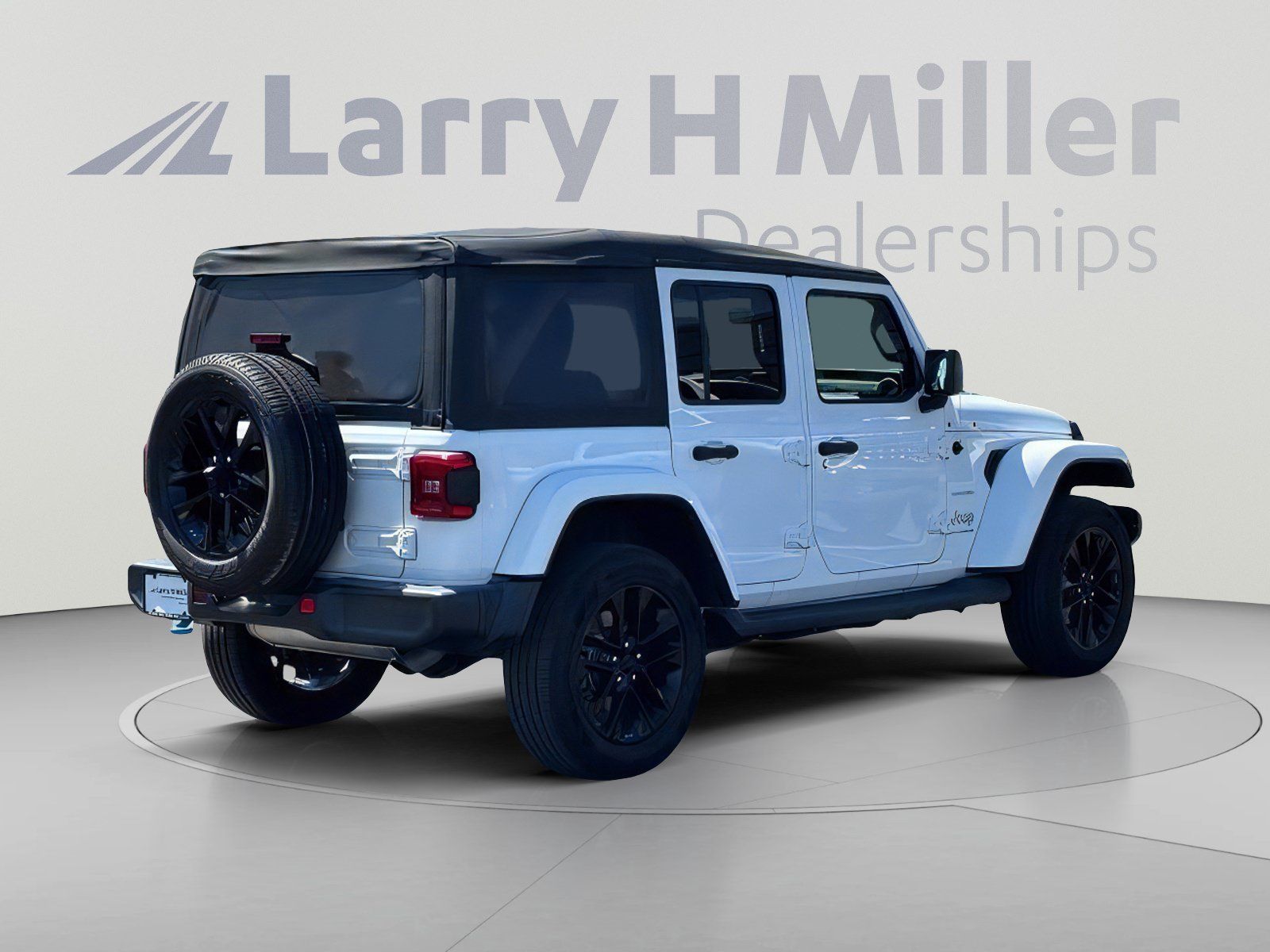 Used 2023 Jeep Wrangler Unlimited Sahara AWD/4WD image 6