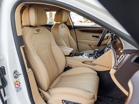 Used 2025 Bentley Flying Spur Plug-In Hybrid AWD/4WD image 31