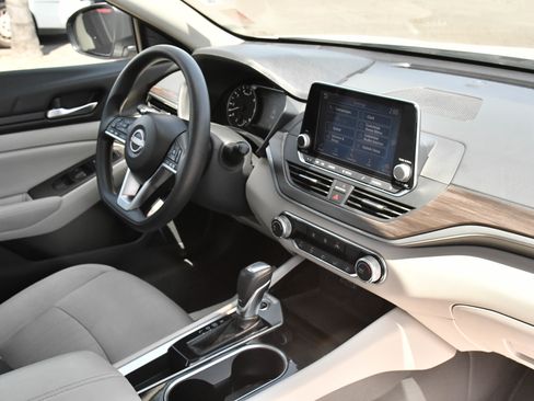 Used 2024 Nissan Altima 2.5 SV FWD image 39