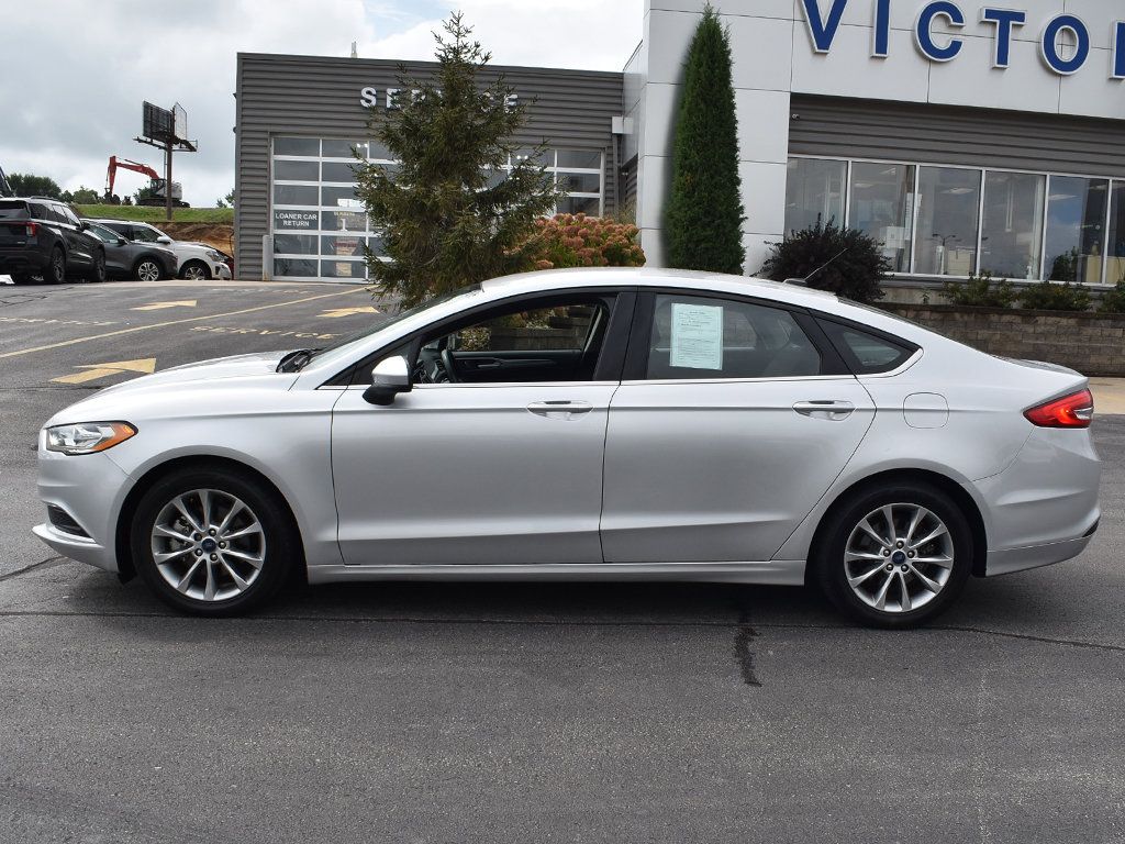 Used 2017 Ford Fusion SE w/ Fusion SE Technology Package FWD image 2