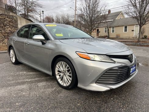 Used 2018 Toyota Camry XLE image 7