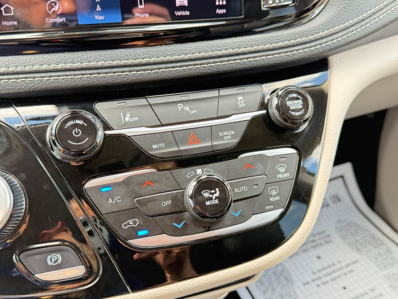 Used 2024 Chrysler Pacifica Limited FWD image 25
