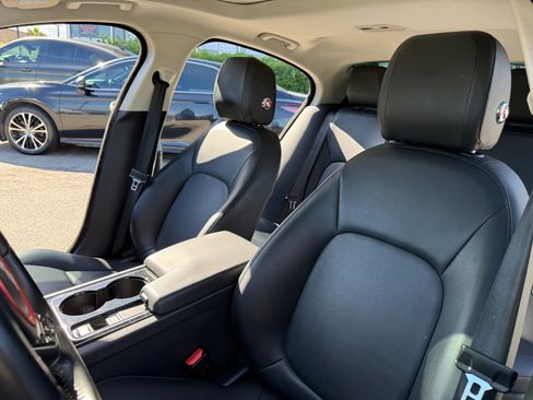 Used 2017 Jaguar XE Premium image 13