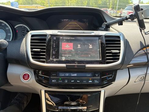 Used 2017 Honda Accord EX-L image 9