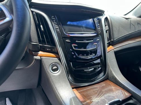 Used 2017 Cadillac Escalade ESV Premium Luxury AWD/4WD image 16