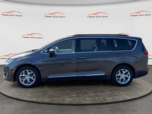 Used 2017 Chrysler Pacifica Touring-L FWD image 7