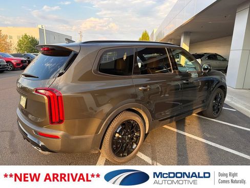 Used 2022 Kia Telluride SX w/ SX Prestige Package AWD/4WD image 3