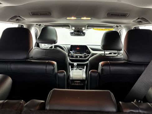 Used 2025 Toyota Highlander XLE AWD/4WD image 42