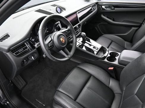 Certified 2025 Porsche Macan AWD/4WD image 4