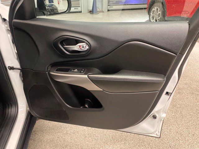 Used 2019 Jeep Cherokee Latitude FWD image 14