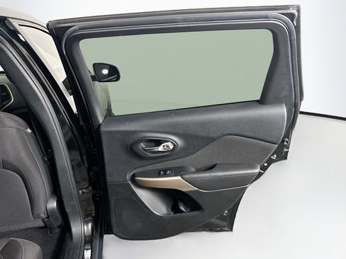 Used 2017 Jeep Cherokee Sport image 26