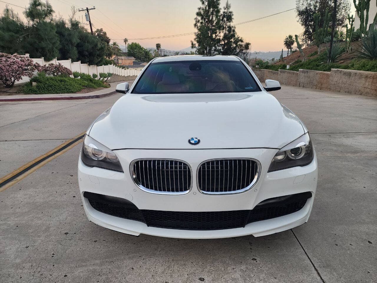 Used 2012 BMW 750Li w/ Driver Assistance Pkg RWD image 3