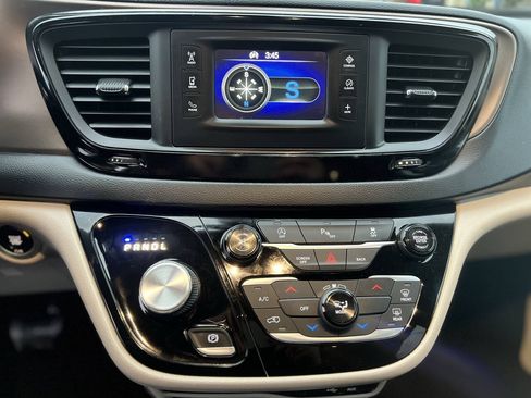 Used 2017 Chrysler Pacifica Touring FWD image 11