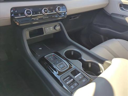 Used 2024 Honda Pilot Touring image 13