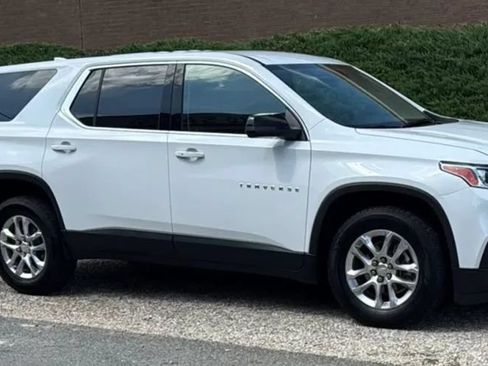 Used 2021 Chevrolet Traverse LS FWD image 3