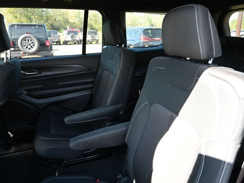 New 2025 Jeep Grand Cherokee L Laredo image 23