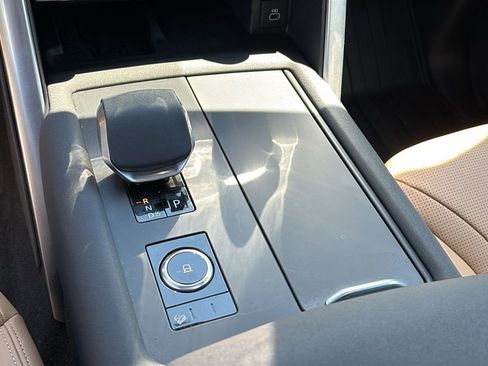 Certified 2025 Land Rover Discovery Dynamic SE AWD/4WD image 18