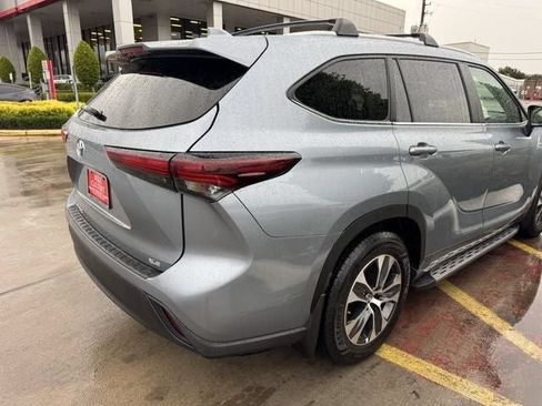 Used 2024 Toyota Highlander XLE FWD image 7