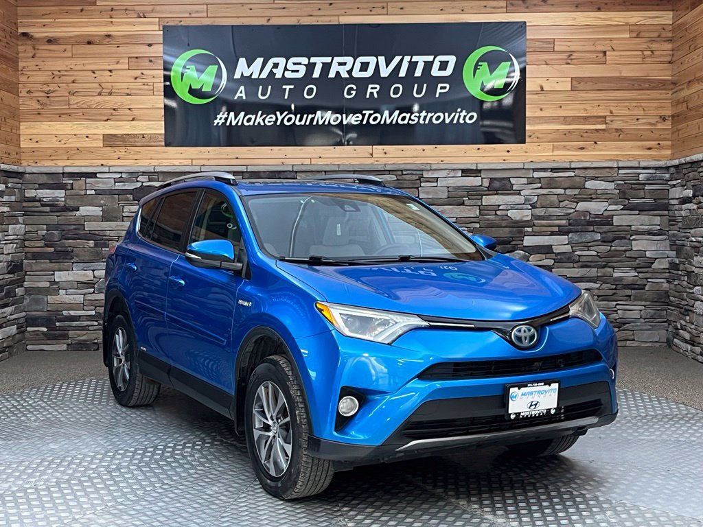 Used 2017 Toyota RAV4 XLE AWD/4WD image 4