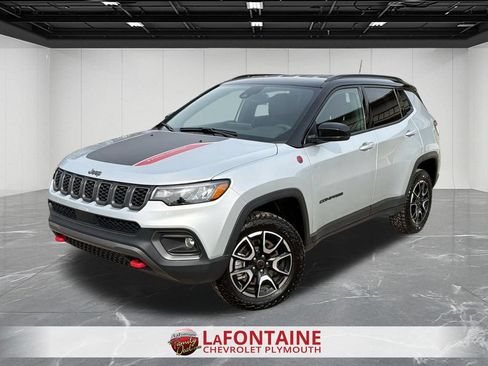Used 2025 Jeep Compass Trailhawk AWD/4WD image 1