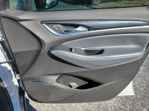 Used 2022 Buick Enclave Essence image 10