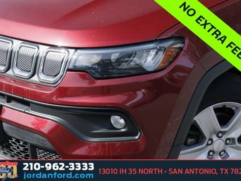 Used 2022 Jeep Compass Latitude FWD image 2
