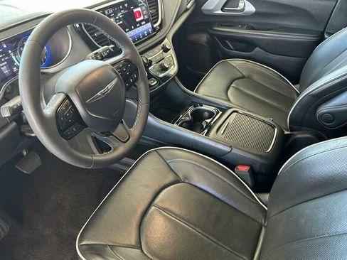 Certified 2025 Chrysler Pacifica Limited FWD image 7