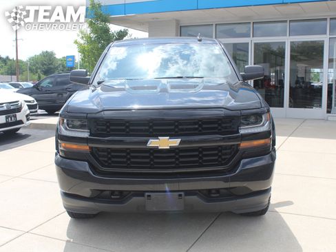 Used 2018 Chevrolet Silverado 1500 Custom w/ Custom Convenience Package AWD/4WD image 9