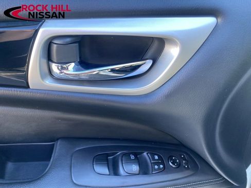 Used 2020 Nissan Pathfinder SV image 11