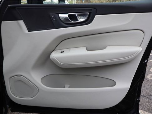 Used 2021 Volvo XC60 T5 Momentum w/ Premium Package image 28