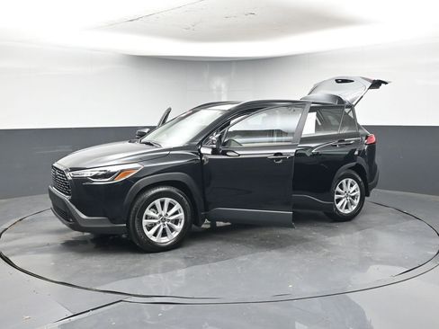 Used 2025 Toyota Corolla Cross LE image 48