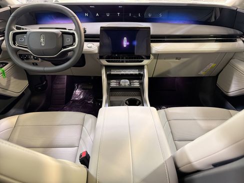 New 2026 Lincoln Nautilus Premier image 23