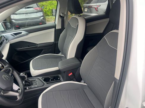 Used 2025 Volkswagen Taos SE image 31
