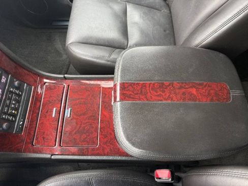 Used 2009 Cadillac Escalade w/ Ultra Luxury Collection image 24