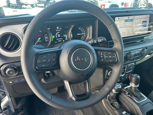 Used 2025 Jeep Wrangler Willys image 39