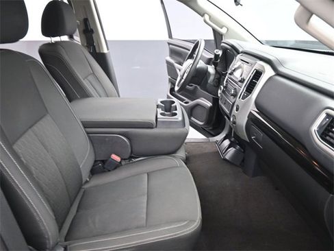Used 2018 Nissan Titan SV image 25